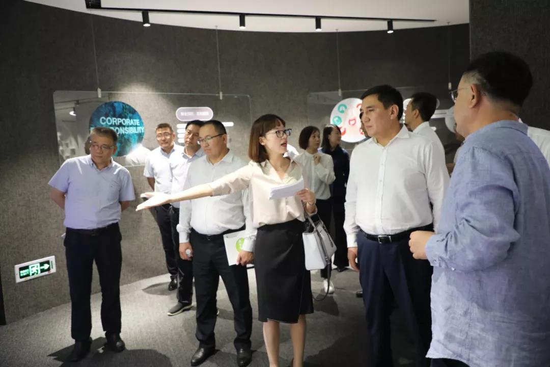 为代表团介绍英国上市公司365的菌株采集.jpg